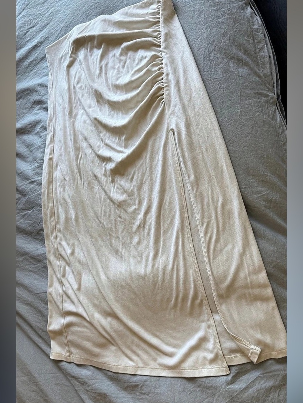 Ruched Midi skirt with slit.